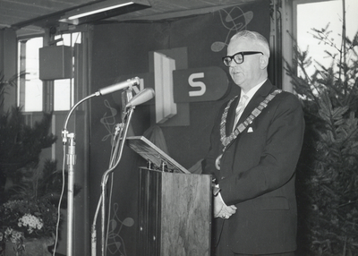 171101 Afbeelding van burgemeester J.G.S. Bruinsma van Beverwijk tijdens zijn toespraak bij de opening van het nieuwe ...